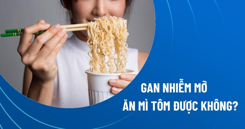Hình ảnh gói mì tôm được chế biến với nhiều rau xanh và thịt nạc, thể hiện cách ăn mì tôm “ít hại” hơn.